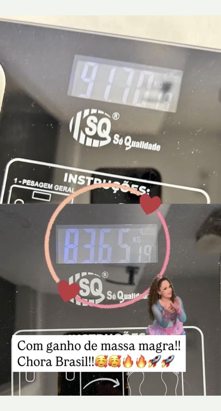 Balança de aluna mostrando 91,70 kg antes e 83,65 kg depois, com ganho de massa magra